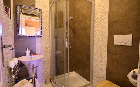 Villa Olea: Badkamer, Eigendom, Kamer, Loodgieterswerkinrichting, Interieur Ontwerp, Deur, Deur Van De Douche, Tegel, Douche, Gebouw