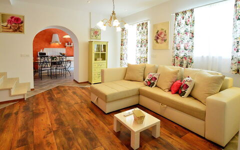 Villa Olea: Woonkamer, Kamer, Meubilair, Interieur Ontwerp, Houten Vloer, Laminaatvloer, Eigendom, Verdieping, Bankstel, Gebouw