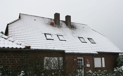 Norddeich 757: Gebouw, Eigendom, Venster, Lucht, Fabriek, Huis, Hout, Schoorsteen, Rechthoek, Verblijf