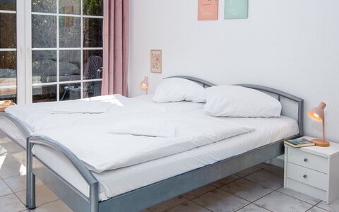 Norddeich 764: Bed, Slaapkamer, Meubilair, Bed Frame, Bedding, Laken, Linens, Matras, Hoofdkussen, Beits