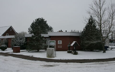 Norddeich 765: Fabriek, Lucht, Sneeuw, Gebouw, Boom, Venster, Land Lot, Huis, Buurt, Freezing