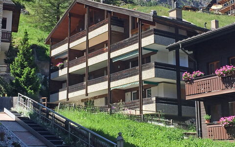 Zermatt 654: Gebouw, Fabriek, Venster, Boom, Stedelijk Ontwerp, Hout, Huis, Helling, Condominium, Facade