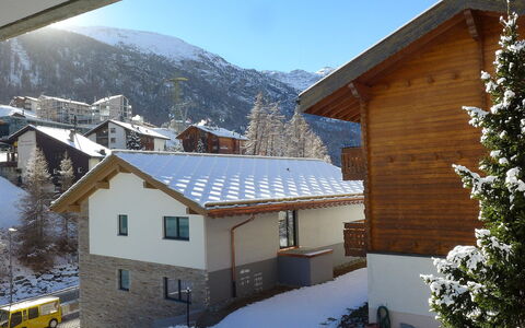 Zermatt 654: Gebouw, Lucht, Sneeuw, Eigendom, Venster, Berg, Huis, Boom, Helling, Fabriek