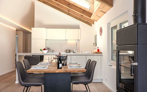 Zermatt 654: Meubilair, Interieur Ontwerp, Flooring, Keuken, Hout, Plafond, Countertop, Lichte Inrichting, Stoel, Verdieping