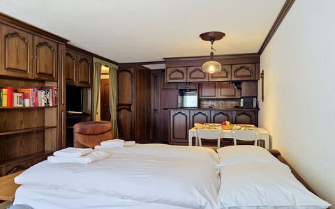 Zermatt 654: Meubilair, Interieur Ontwerp, Bed, Slaapkamer, Hout, Verdieping, Flooring, Kamer, Laken, Appartement
