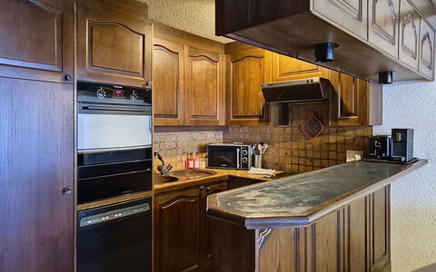 Zermatt 654: Countertop, Keuken, Cabinetry, Toestel Van De Keuken, Flooring, Major Appliance, Hout, Interieur Ontwerp, Meubilair, Verdieping