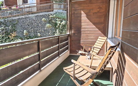Zermatt 654: Hout, Hardwood, Beits, Buitenmeubels, Plank, Dek, Balkon, Schaduw, Veranda, Stoel