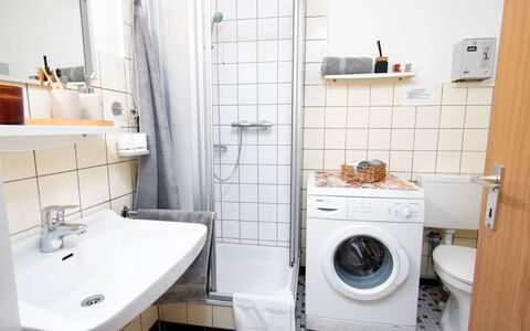 Störtebeker: Wasruimte, Spiegel, Wastafel, Eigendom, Loodgieterswerkinrichting, Wasmachine, Kraan, Wasdroger, Badkamer, Zwart