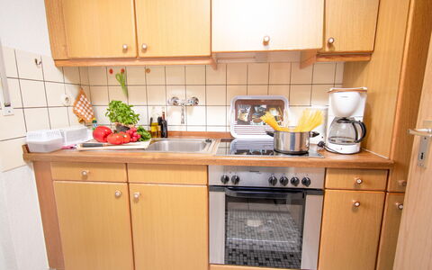 Störtebeker: Gootsteen, Cabinetry, Countertop, Eigendom, Wastafel, Kraan, Keuken, Fornuis, Loodgieterswerkinrichting, Toestel Van De Keuken