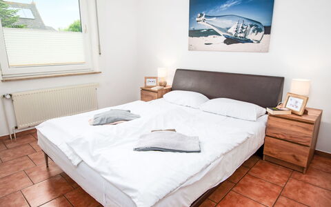 Teetied: Bed, Meubilair, Slaapkamer, Interieur Ontwerp, Bedding, Laken, Hout, Verdieping, Flooring, Kamer