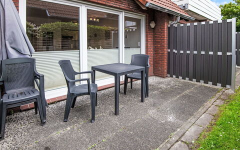 Teetied: Schaduw, Bloempot, Kamerplant, Buitenmeubels, Binnenplaats, Werf, Balkon, Stoel, Ontwerp, Patio