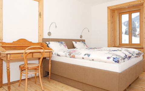 Von Capeller: Meubilair, Kamer, Bed, Slaapkamer, Eigendom, Verdieping, Bed Frame, Matras, Muur, Tafel