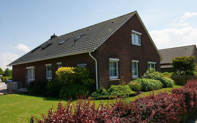 Norddeich 781: Fabriek, Lucht, Wolk, Gebouw, Venster, Eigendom, Bloem, Huis, Plantkunde, Vegetation