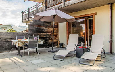 Nendaz 657: Meubilair, Eigendom, Stoel, Tafel, Schaduw, Bloempot, Hout, Interieur Ontwerp, Buitenmeubels, Buitentafel
