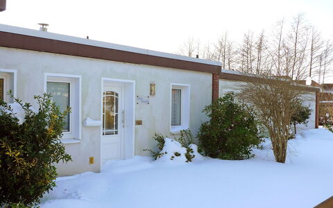 Windrad: Gebouw, Fabriek, Sneeuw, Eigendom, Venster, Lucht, Deur, Huis, Boom, Land Lot