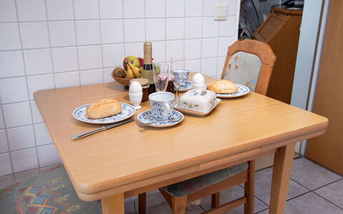 Meerblick: Voedsel, Tafel, Meubilair, Tableware, Dishware, Kop, Hout, Bord, Interieur Ontwerp, Serveware