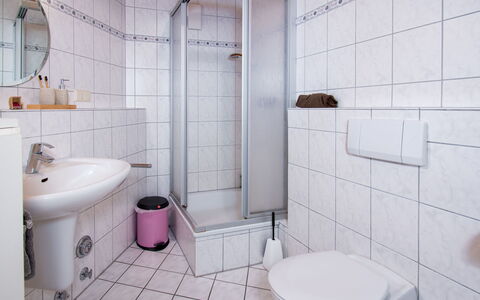 Meerblick: Loodgieterswerkinrichting, Wastafel, Eigendom, Purper, Wastafel In De Badkamer, Badkamer, Gebouw, Kraan, Interieur Ontwerp, Architectuur
