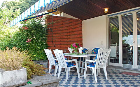 Ursula: Fabriek, Bloem, Tafel, Eigendom, Meubilair, Bloempot, Stoel, Blauw, Gebouw, Buitentafel