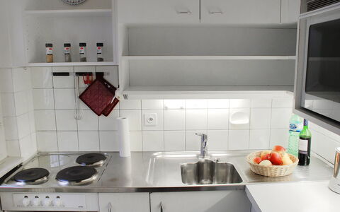 Ursula: Gootsteen, Wastafel, Eigendom, Kraan, Countertop, Cabinetry, Wit, Keuken, Toestel Van De Keuken, Fornuis
