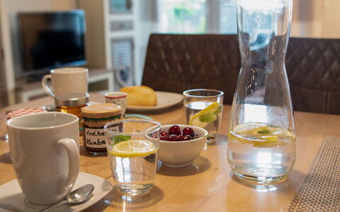 Norddeich 796: Tafel, Tableware, Voedsel, Drinkware, Dishware, Meubilair, Kop, Serveware, Ingrediënt, Water