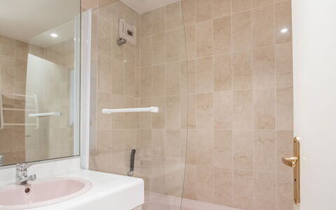 Saint Malo 260: Spiegel, Eigendom, Loodgieterswerkinrichting, Wastafel, Wit, Kraan, Badkamer, Interieur Ontwerp, Verlichting