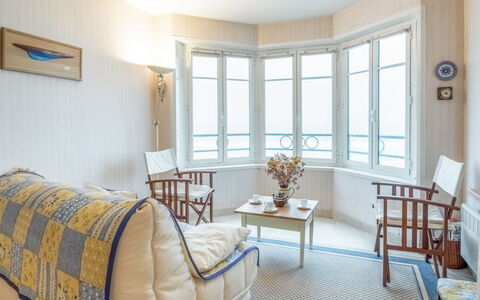 Saint Malo 260: Meubilair, Eigendom, Venster, Tafel, Kamerplant, Azure, Comfort, Hout, Interieur Ontwerp, Schaduw