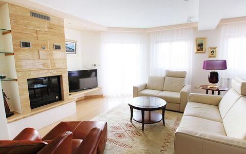 Villa Mustra: Woonkamer, Kamer, Meubilair, Eigendom, Interieur Ontwerp, Gebouw, Verdieping, Tafel, Huis, Muur