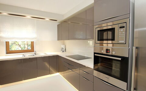 Villa Mustra: Countertop, Eigendom, Kamer, Keuken, Cabinetry, Meubilair, Interieur Ontwerp, Gebouw, Architectuur, Huis