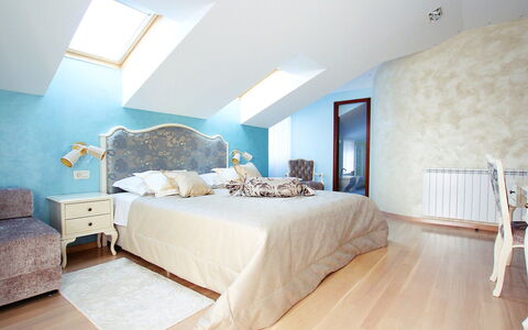 Villa Mustra: Slaapkamer, Kamer, Meubilair, Interieur Ontwerp, Eigendom, Plafond, Muur, Verdieping, Bed, Bed Frame