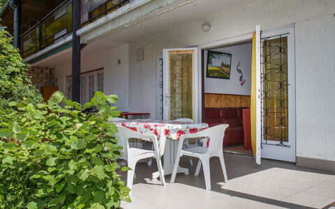 Pino: Tafel, Meubilair, Fabriek, Eigendom, Gebouw, Stoel, Venster, Interieur Ontwerp, Architectuur, Buitenmeubels