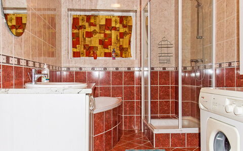 Colore: Wasruimte, Eigendom, Interieur Ontwerp, Cabinetry, Loodgieterswerkinrichting, Hout, Flooring, Verdieping, Wasdroger, Muur