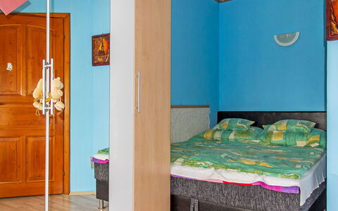 Colore: Meubilair, Eigendom, Groen, Gebouw, Azure, Blauw, Deur, Cabinetry, Comfort, Verlichting
