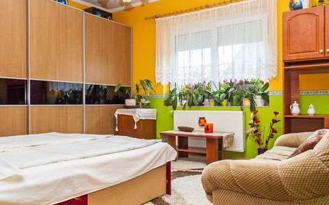 Colore: Fabriek, Eigendom, Cabinetry, Meubilair, Gebouw, Venster, Kamerplant, Comfort, Interieur Ontwerp, Decoratie