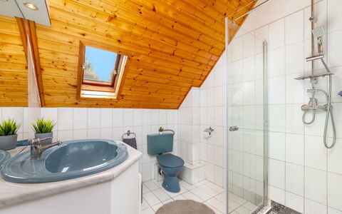 Ruby 2: Loodgieterswerkinrichting, Eigendom, Badkamer, Interieur Ontwerp, Verlichting, Architectuur, Kraan, Huis, Fabriek, Verdieping