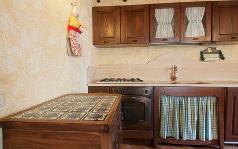 Poggiolo: Countertop, Cabinetry, Keuken, Hout, Interieur Ontwerp, Lade, Flooring, Verdieping, Toestel Van De Keuken, Beits