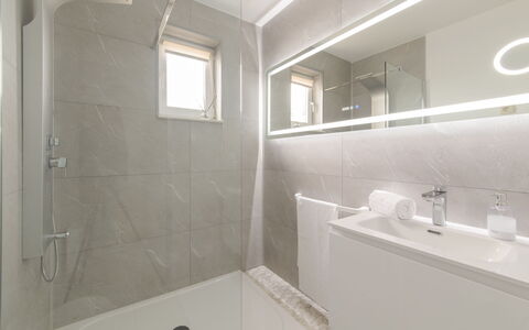 Wilde Zee with Terrace: Loodgieterswerkinrichting, Kraan, Eigendom, Gebouw, Spiegel, Wastafel In De Badkamer, Venster, Badkamer, Wastafel, Douche
