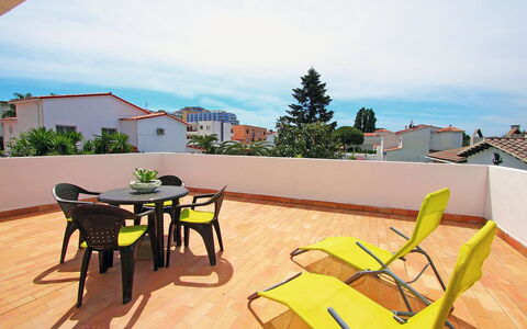 Sant Mori: Lucht, Tafel, Wolk, Meubilair, Gebouw, Stoel, Hout, Schaduw, Buitenmeubels, Boom