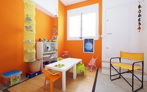 Sant Mori: Meubilair, Tafel, Gebouw, Venster, Oranje, Woonkamer, Interieur Ontwerp, Flooring, Huis, Verdieping