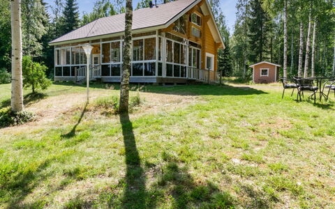 Katariina: Gras, Huis, Verblijf, Land Lot, Huis, Landgoed, Gazon, Siding, Boerderij, Veranda