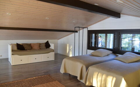 Villa Miestamo: Meubilair, Interieur Ontwerp, Verdieping, Flooring, Bed, Hout, Plafond, Kamer, Slaapkamer, Verlichting