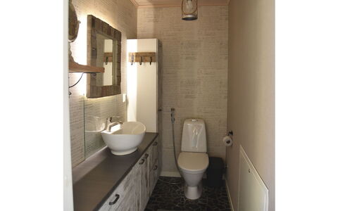 Villa Miestamo: Muur, Loodgieterswerkinrichting, Wastafel In De Badkamer, Badkamer, Flooring, Wastafel, Interieur Ontwerp, Verdieping, Loodgieter, Kraan