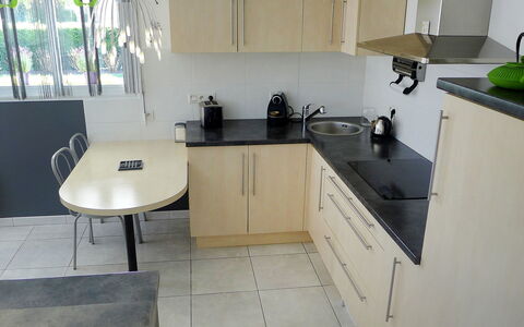 Sainte Marie: Kraan, Gootsteen, Countertop, Wastafel, Cabinetry, Fabriek, Loodgieterswerkinrichting, Keuken, Fornuis, Hout