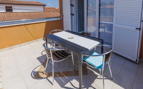 Umag 119: Tafel, Venster, Meubilair, Gebouw, Hout, Schaduw, Buitenmeubels, Verdieping, Flooring, Deur