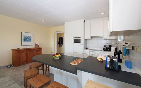 Bilbao: Cabinetry, Meubilair, Eigendom, Tafel, Countertop, Keuken, Hout, Interieur Ontwerp, Stoel, Huishoudapparatuur