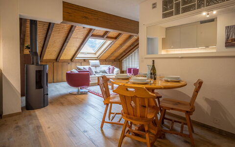Orion 205: Wolk, Lucht, Eigendom, Gebouw, Boom, Hout, Stoel, Stedelijk Ontwerp, Buitenmeubels, Tafel