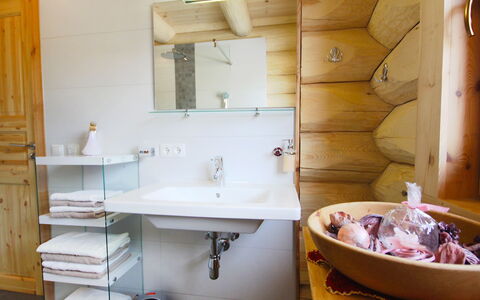 Chalet Karin: Kraan, Wastafel, Spiegel, Eigendom, Wastafel In De Badkamer, Loodgieterswerkinrichting, Badkamerkast, Purper, Badkamer, Interieur Ontwerp
