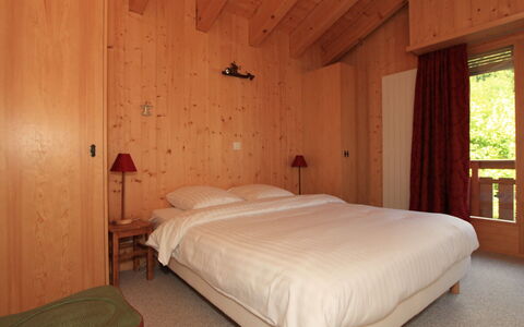 Ovronnaz 505: Meubilair, Eigendom, Comfort, Hout, Bed Frame, Textiel, Interieur Ontwerp, Bed, Venster