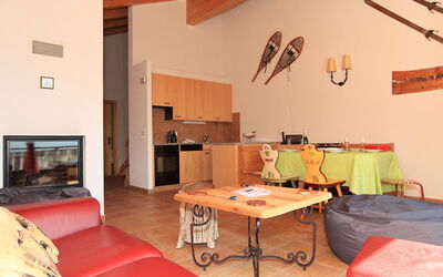 Fénestral 301 505.3: Meubilair, Eigendom, Bankstel, Tafel, Hout, Interieur Ontwerp, Comfort, Oranje, Woonkamer, Huis