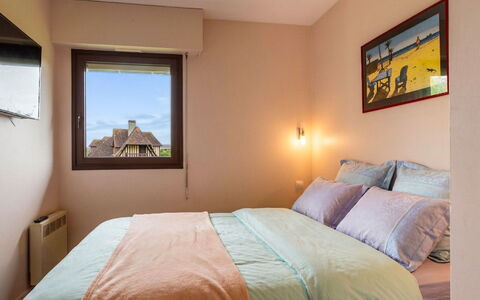 Les Manoirs: Bed, Slaapkamer, Interieur Ontwerp, Muur, Laken, Bedding, Hout, Verdieping, Kamer, Linens