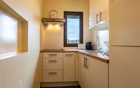 Les Manoirs: Toestel Van De Keuken, Countertop, Interieur Ontwerp, Hout, Flooring, Cabinetry, Keuken, Major Appliance, Verdieping, Kamer